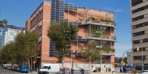 Dos fachadas fotovoltaicas incrementan en un 30% la energía generada por autoconsumo en Barcelona