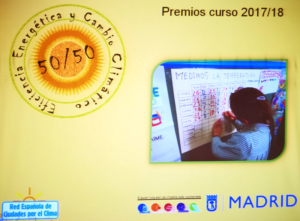 Niña apuntando en una pizarra mediciones de temperatura.