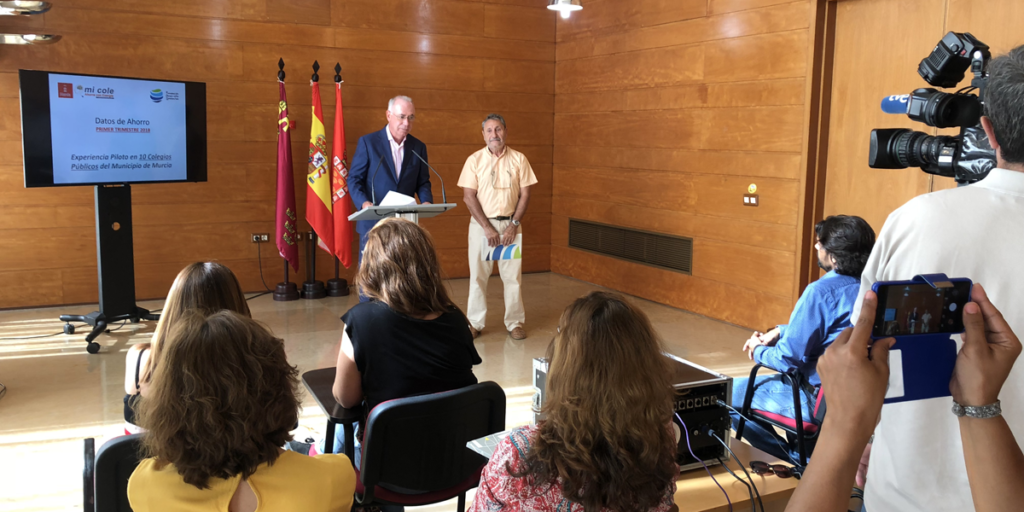 Participantes en el programa Mi Cole Ahorra con Energía posan junto al concejal de Urbanismo del Ayuntamiento de Murcia.