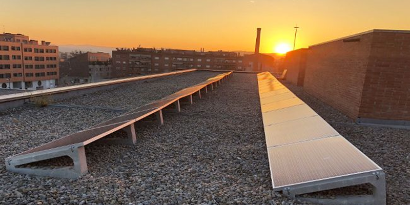 Instalación solar de autoconsumo sobre la cubierta de un equipamiento municipal.