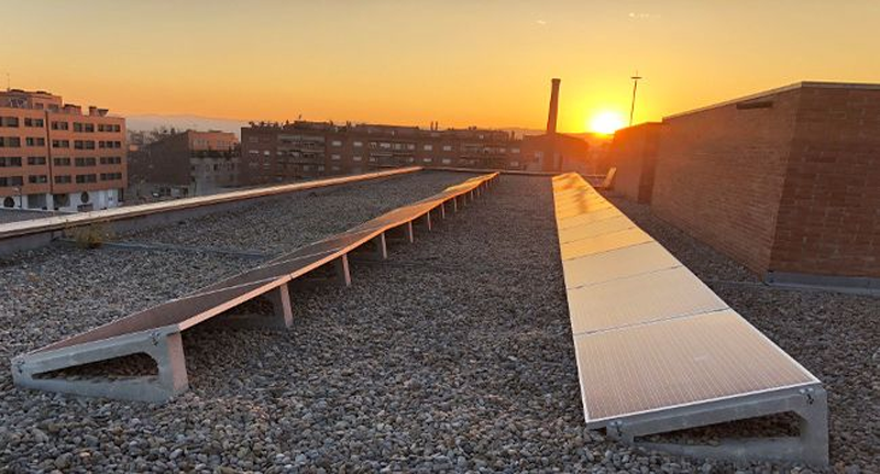 Instalación solar de autoconsumo sobre la cubierta de un equipamiento municipal. 