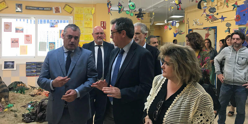 El consejero, Javier Carnero, y el alcalde de Sevilla, Juan Espadas, visitaron esta semana el colegio público San José Obrero.