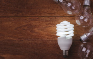 Bombilla incandescentes y una bombilla de bajo consumo en representación del ahorro energético en electricidad.