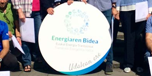 Representantes del EVE y de ayuntamientos vascos posan junto al distintivo "Energiaren Bidea - Euskal Energia Trantsizioa.