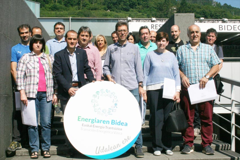 Representantes del EVE y de ayuntamientos vascos posan junto al distintivo "Energiaren Bidea - Euskal Energia Trantsizioa.