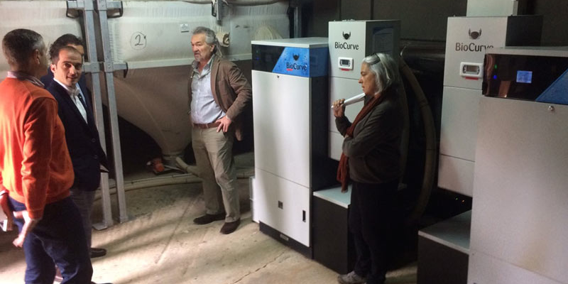 Representantes de EVE visitan la sala de calderas de biomasa en el district heating de Bodegas Rmelluri.