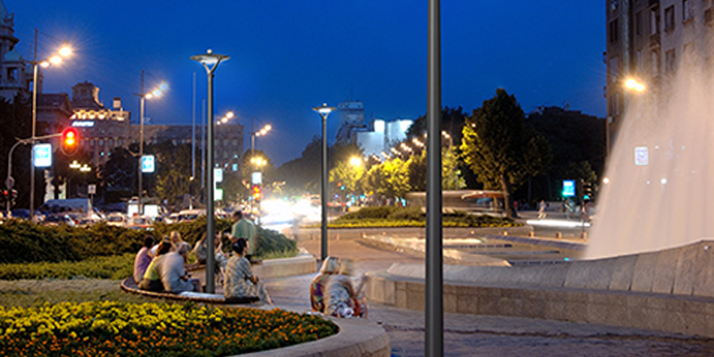 Plaza iluminada con luminarias Oyo de Schréder.