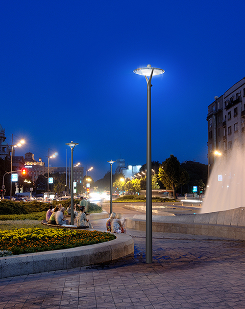 Plaza iluminada con luminarias Oyo de Schréder. 