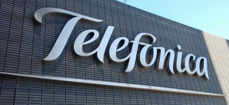 Logo de Telefónica en la fachada de un edificio. 