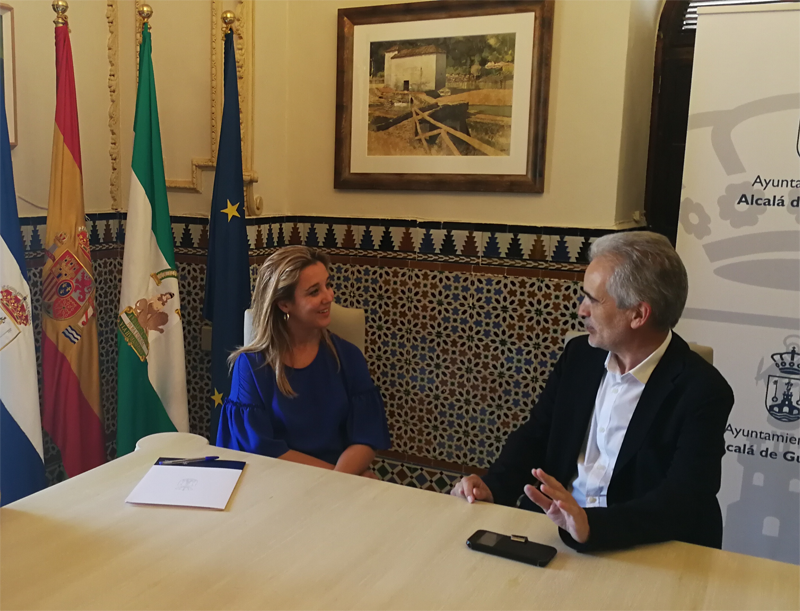 La alcaldesa, Ana Isabel Jiménez, ha obtenido del director la Agencia, Aquilino Alonso, su compromiso de colaboración con el plan estratégico municipal en materia energética, que se hará extensivo a edificios y movilidad en el casco urbano