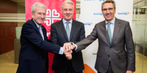 De izq. a dcha. el presidente de Cáritas, Manuel Bretón, el Vicepresidente de la Fundación Naturgy, Jordi Garcia Tabernero y el director de la Fundación Naturgy, Martí Solà.