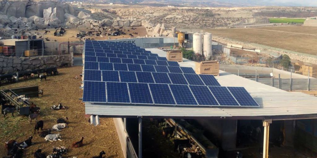 Instalación fotovoltaico sobre cubierta de una granja.