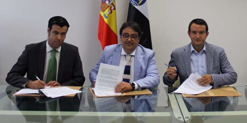 Firma del convenio entre Junta de Extremadura, FEMPEX e Iberdola para proteger a familias en situación de vulnerabilidad energética.