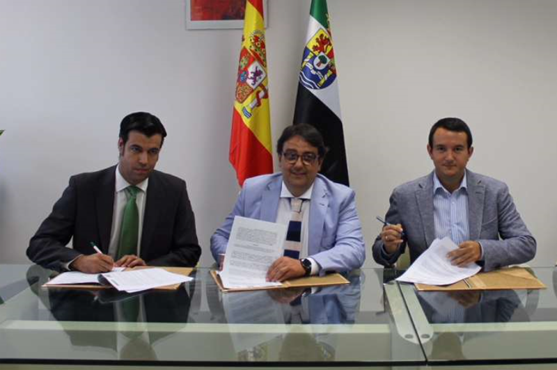 Firma del convenio entre Junta de Extremadura, FEMPEX e Iberdola para proteger a familias en situación de vulnerabilidad energética. 