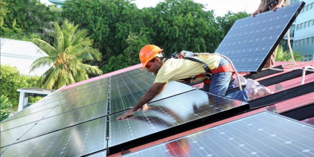 Instalación de paneles fotovoltaicos sobre la cubierta de un edificio.