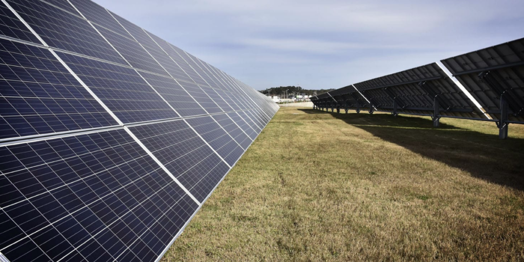 Planta solar fotovoltaica en el el Aeropuerto de Carrasco en Uruguay