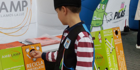 Ambilamp fomenta el reciclaje de lámparas durante el Descenso del Sella 2018