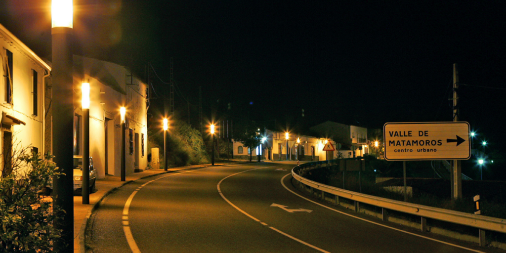 Avenida de un pueblo de Badajoz (Valle de Matamoros) con luminarias LED.