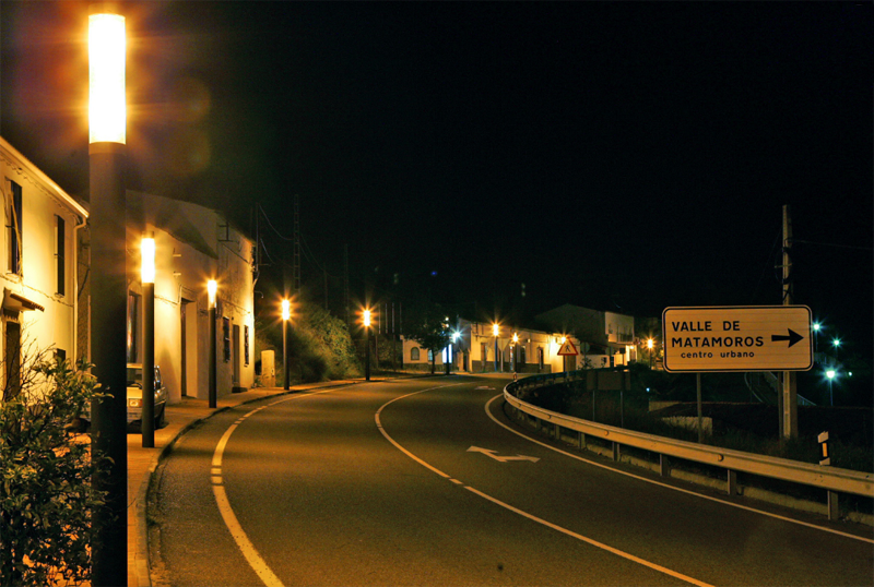 Avenida de un pueblo de Badajoz (Valle de Matamoros) con luminarias LED. 