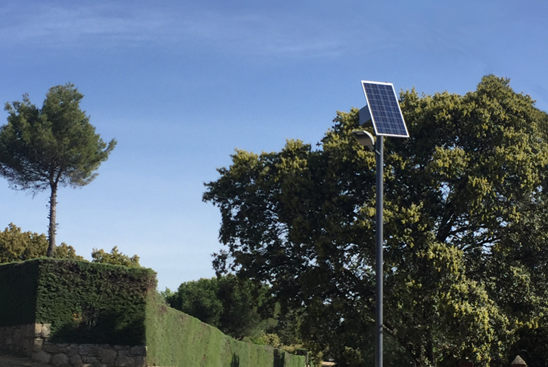Farola solar inteligente instalada en El Escorial. 