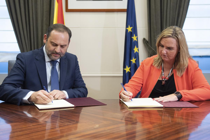El ministro de Fomento, José Luis Ábalos, firma con Rosalía Gonzalo López, Consejera de Transportes, Vivienda e Infraestructuras el convenio por el que la Comunidad de Madrid recibirá 185.98M€.