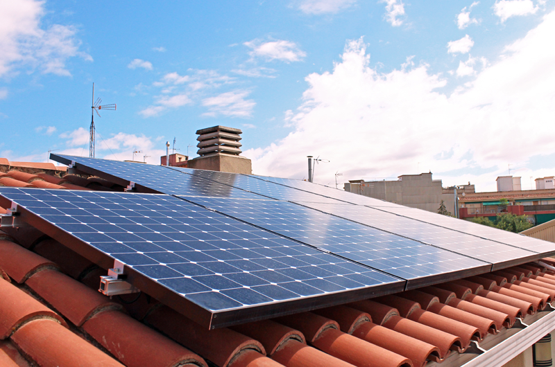 Instalación de autoconsumo fotovoltaico compartido sobre la cubierta de un bloque de viviendas.