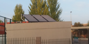 Instalación solar sobre la cubierta de un edificio.