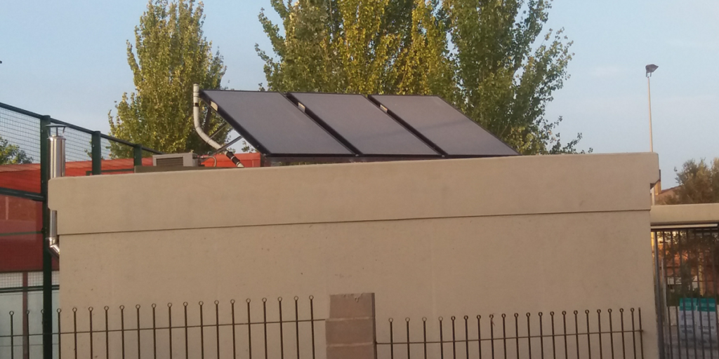 Instalación solar sobre la cubierta de un edificio.