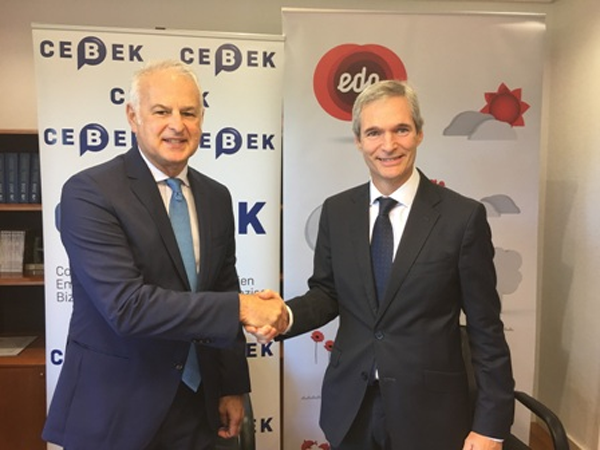 Imagen de la firma del acuerdo entre EDP y CEBEK.