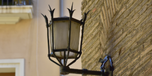 Imagen de una farola alumbrada