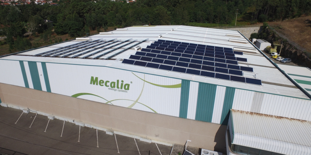 Imagen de los paneles fotovoltaicos de la sede de Mecalia, en Galicia