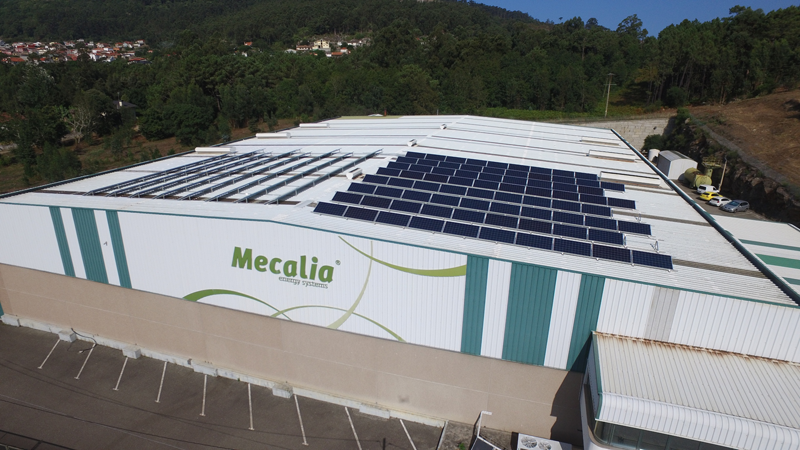 Imagen de los paneles fotovoltaicos instalados en la sede de Mecalia, en Galicia