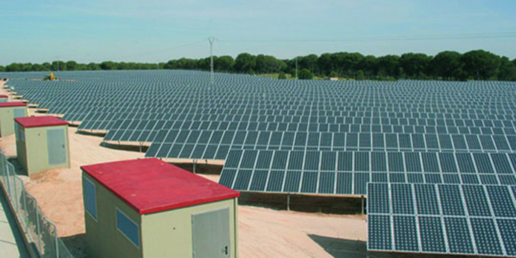 Imagen de un parque de paneles solares