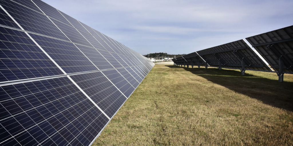 Imagen de la planta de generación solar fotovoltaica del Aeropuerto de Carrasco, Uruguay