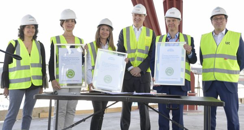 Foto de familia de la firma del convenio por la que el Aeropuerto de Chile se abastecerá de energías 100% renovables.