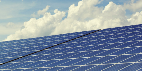 El Congreso valida la eliminación del «impuesto al sol» y la ampliación del bono social