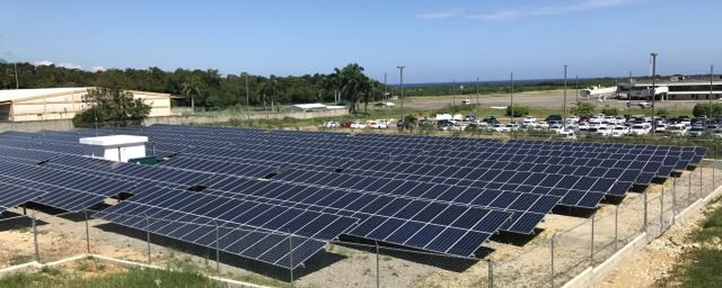 Paneles solares instalados en los aeropuertos de República Dominicana.