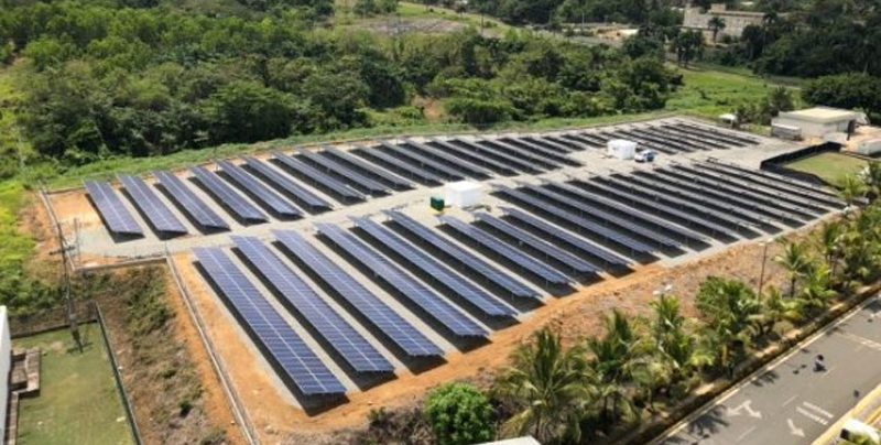 Paneles solares instalados en los aeropuertos de República Dominicana.