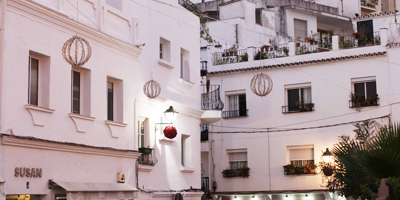 Imagen del alumbrado de una de las calles de Marbella.