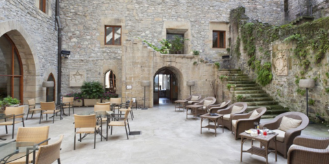 Los Paradores utilizarán electricidad de origen 100% renovable a partir de enero