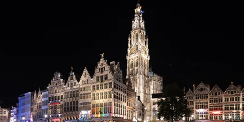 El proyector lineal SCULPline de Schréder permite el ahorro energético en la Catedral de Amberes