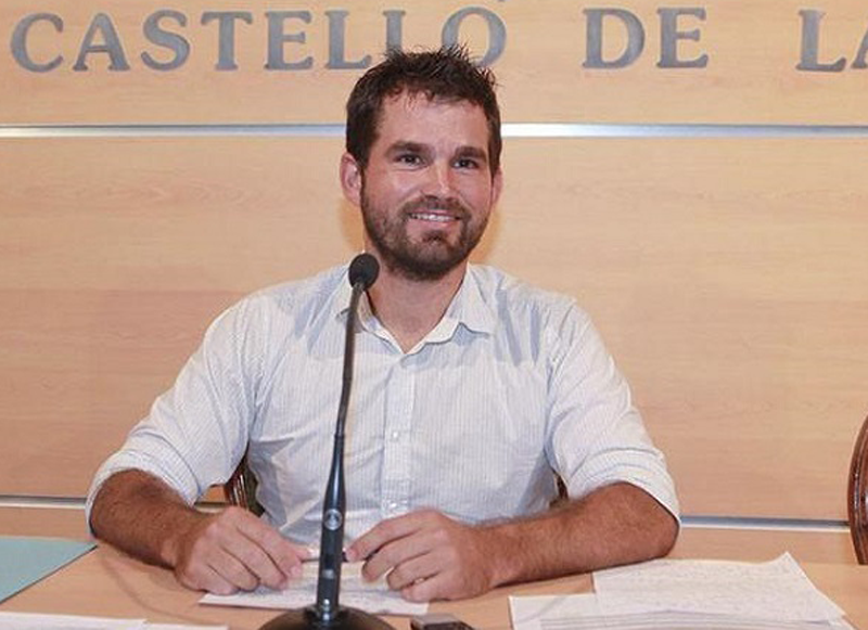 Enric Porcar, edil de deportes, en la rueda de prensa del anuncio de la instalación fotovoltaica.