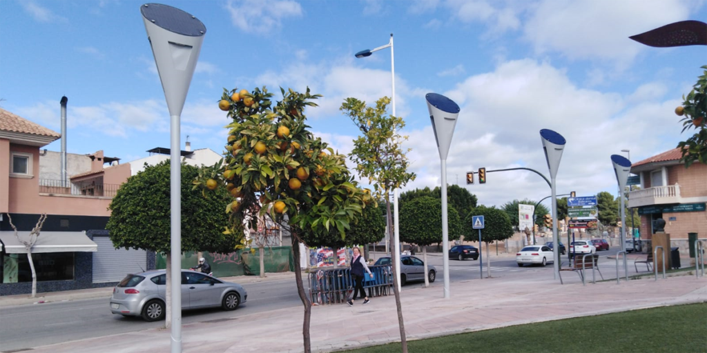 Las farolas solares en el entorno de la biblioteca de Molina de Segura forman parte de las demostraciones del proyecto europeo 737884-Stilormade.