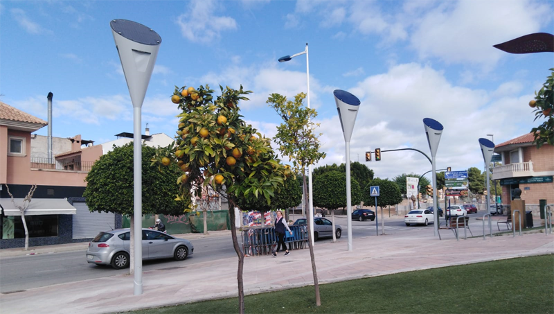 Las farolas solares en el entorno de la biblioteca de Molina de Segura forman parte de las demostraciones del proyecto europeo 737884-Stilormade.