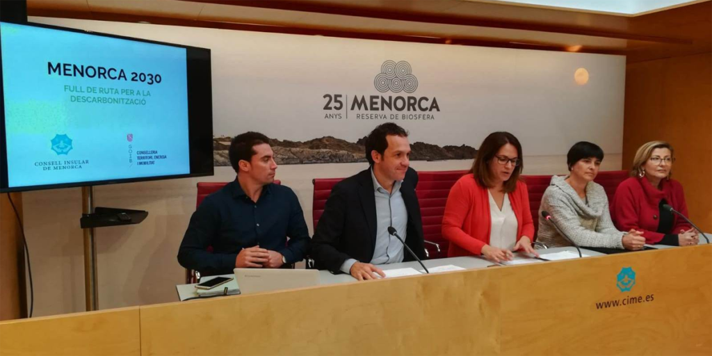 El consejero de Territorio, Energía y Movilidad, Marc Pons, junto con la presidenta del Consejo de Menorca, Susana Mora, han presentado la Hoja de Ruta para que el 85% del consumo de electricidad de la isla proceda de fuentes renovables en 2030.