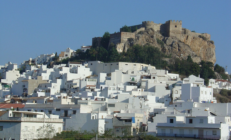 Pueblo blanco de Granada. La Diputación de Granada apoyará más de 30 proyectos de mejora de la eficiencia energética y energía sostenible en los municipios más pequeños de la provincia. 