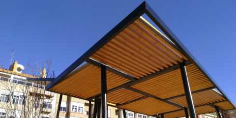 Las primeras pérgolas fotovoltaicas para suministrar energía a un parque valenciano ya están instaladas