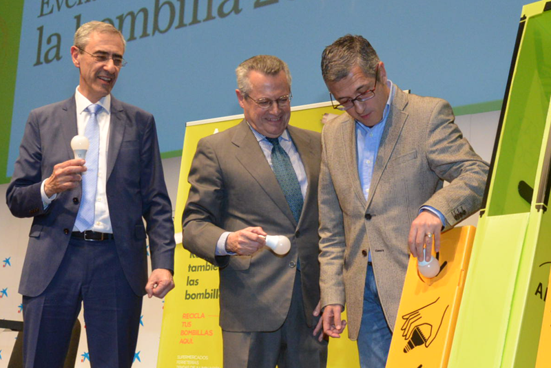 Hugo Morán introduce en su correspondiente contenedor la bombilla 200 millones reciclada por Ambilamp. 