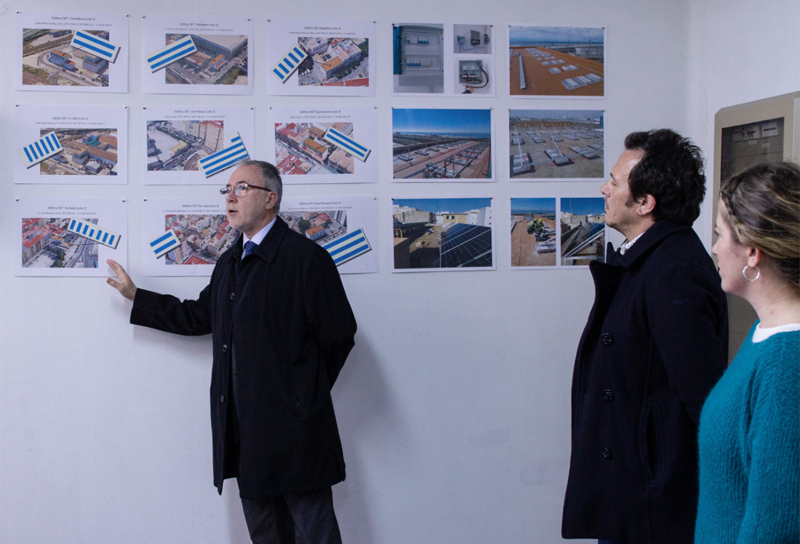 Jose María González, alcalde de Cádiz inaugurando las nueve plantas fotovoltaicas construidas por Eléctrica de Cádiz en las azoteas de sus subestaciones, para reducir las emisiones de CO2 y proporcionar una energía limpia.