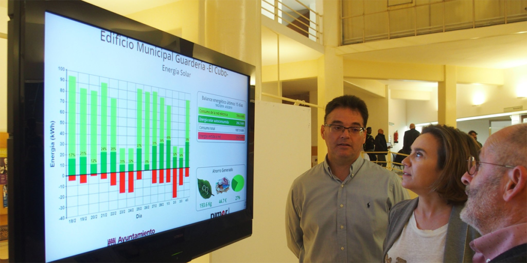 Ayuntamiento. El monitor ofrece información sobre el consumo de energía de los cinco edificios municipales que disponen de instalación fotovoltaica.